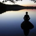 meditasjon-pa-stein-i-vann